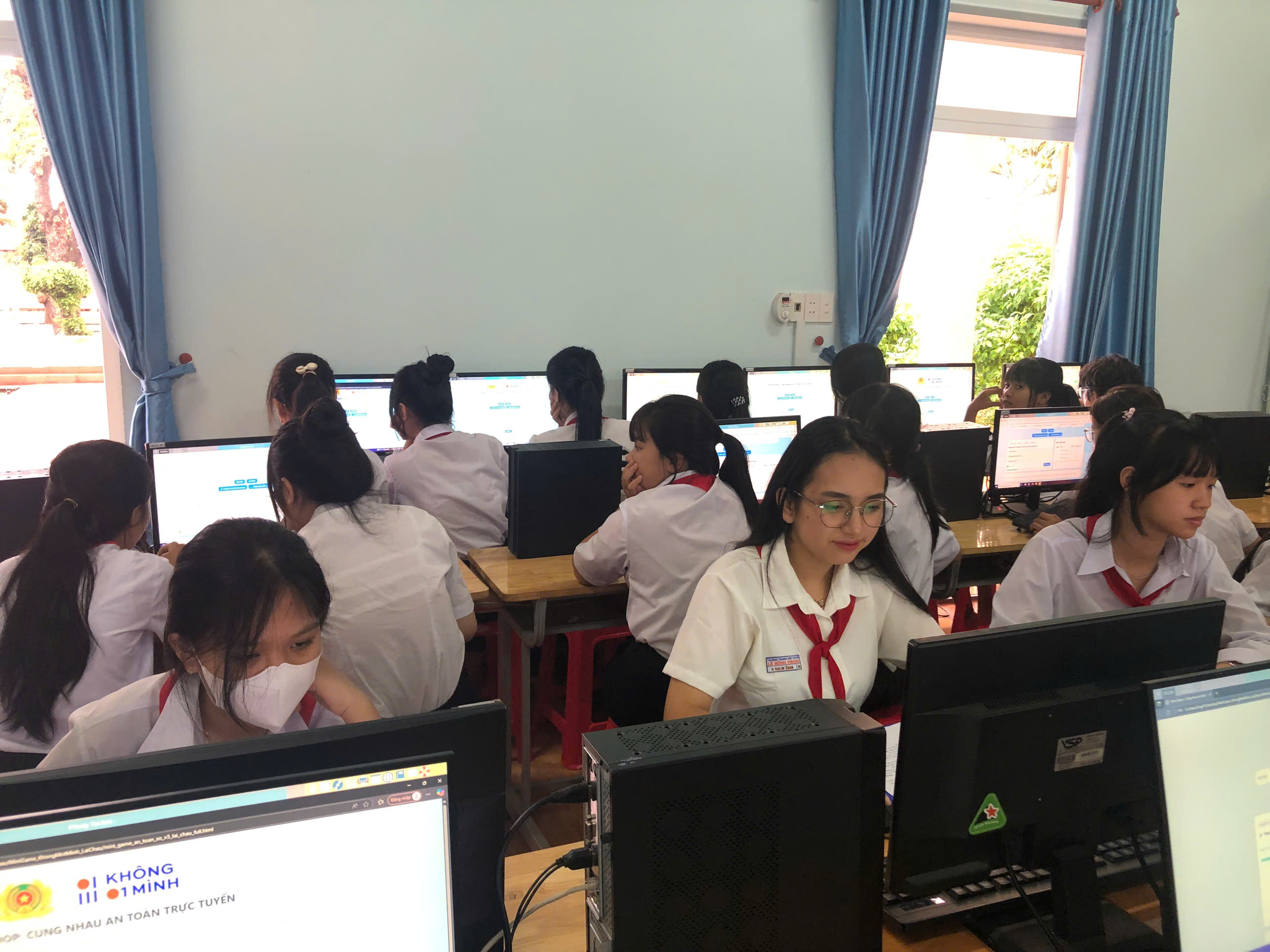 cac em hoc sinh tham gia khao sat trực tiếp trên môi trường mạng